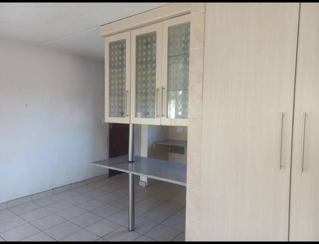 2 BEDROOM APARTMENT FOR SALE IN VANDERBIJLPARK SE 3